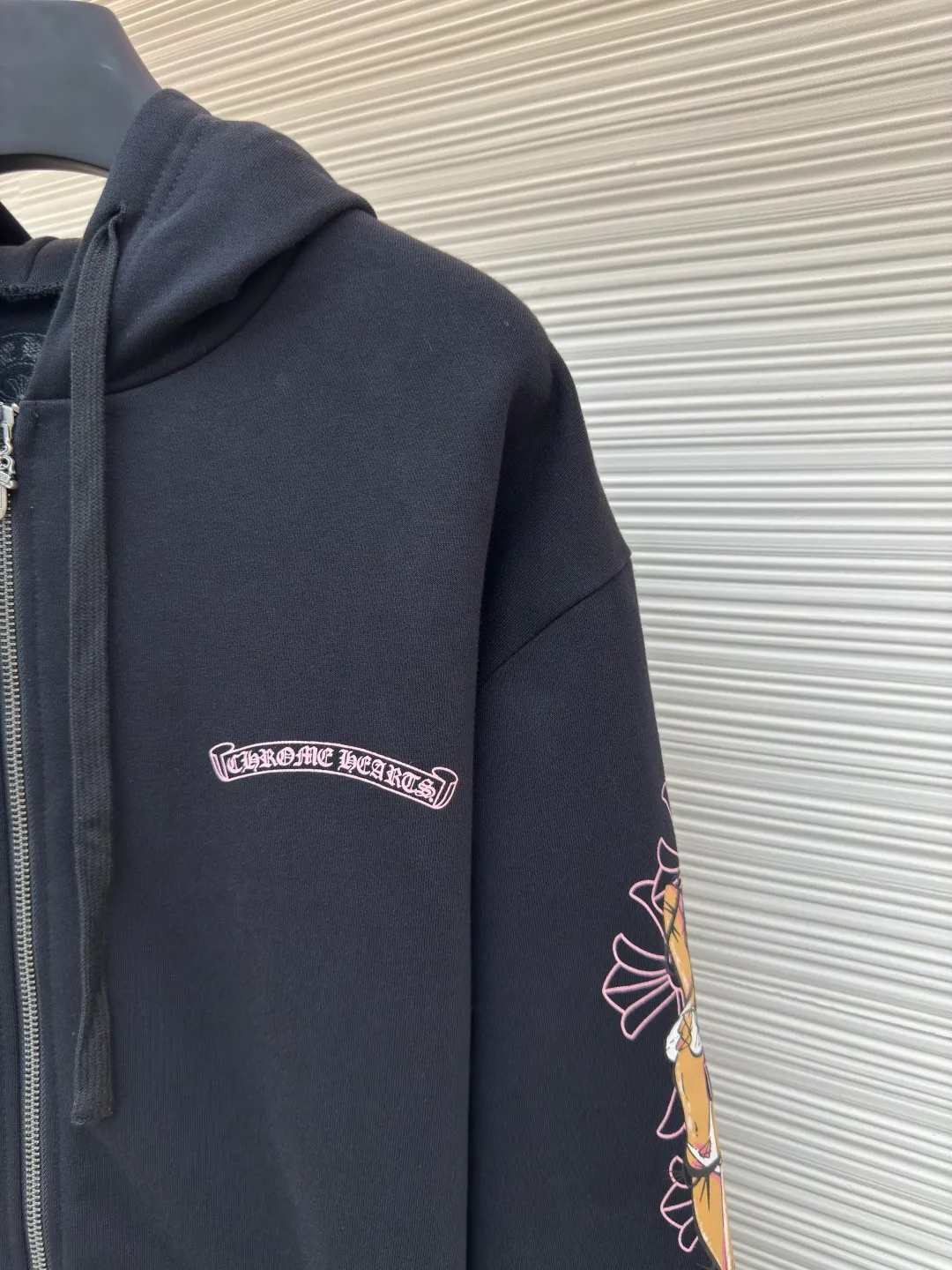 Chrome Hearts Deadly Doll co-branded zipper hoodie ●Authentic product: 12,000 purchased and developed ●Item number: 1680453-A75 ●Fabric: thin velvet coarse fish scale fabric ●Technology: brushed and washed ●Version: loose version ●Weight: about 750 grams ●Size: S-M-L ●Description: The fabric is made of 420 grams of thin velvet coarse fish scale fabric, and the printing is based on the original version and is printed with hand glue. The finished product is brushed, washed and shaped. It feels very good to the touch and has real antique silver chain heads. The overall wiring is straight and delicate, the fabric is comfortable and soft, and the color is consistent without color difference. It can be matched with the same style to create a fashionable look and control various occasions. Customized accessories, complete with three standards, same style for men and women!